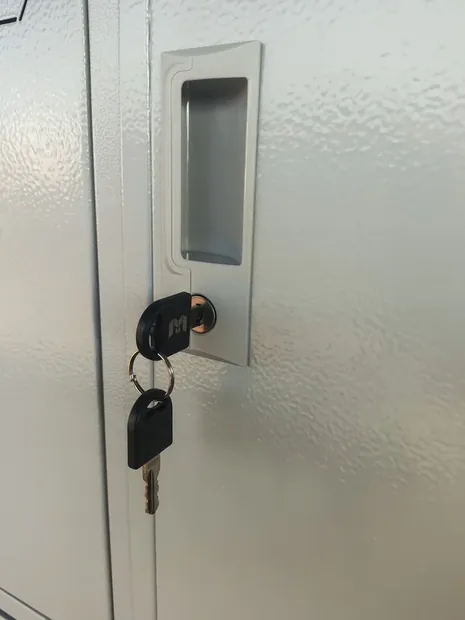 Fechadura embutida com chave na porta do roupeiro de aço