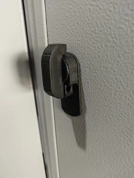 Trinco com pitão para cadeado na porta do roupeiro de aço